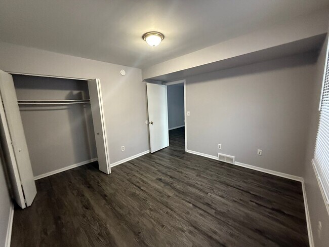 Building Photo - 2081-2083 Shangrai La Dr SE