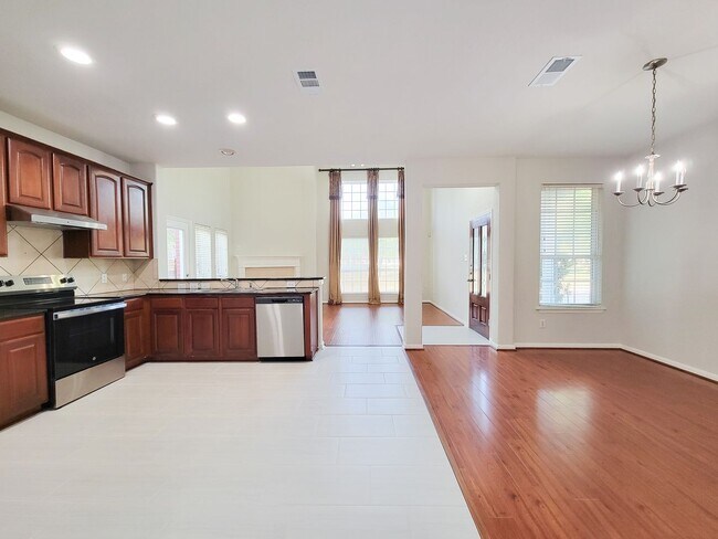 Building Photo - Gorgeous Large Floorplan with High Ceilings!