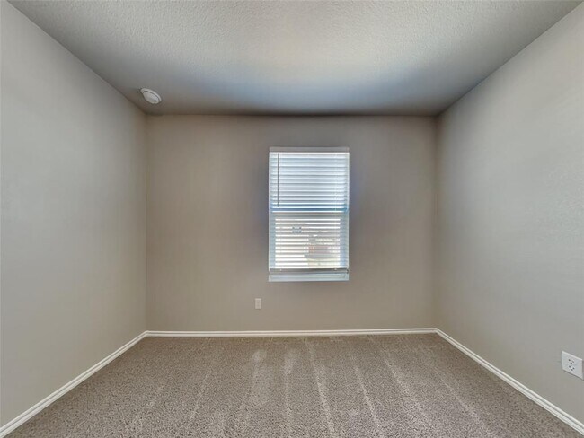 Building Photo - 5124 Saddle Clb Dr