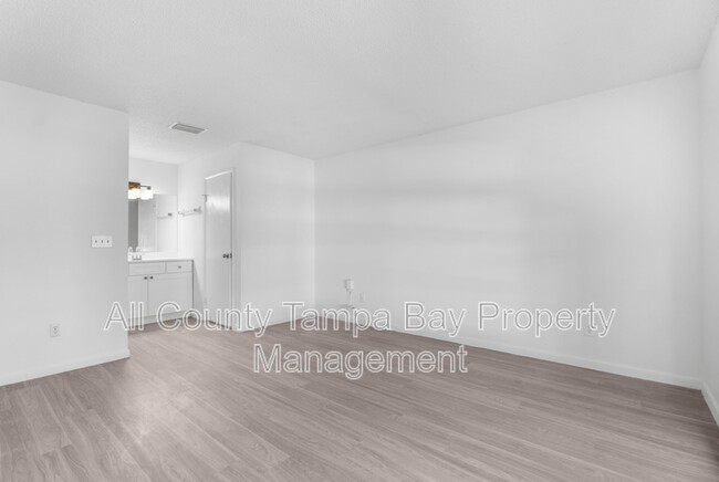 Building Photo - 905 N Newport Ave