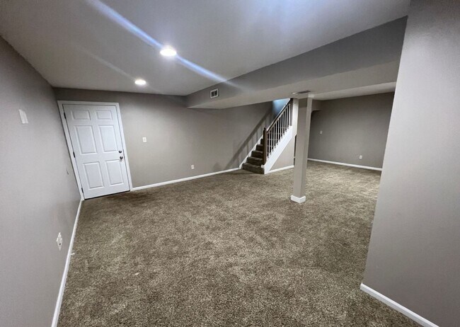 Building Photo - 925 NE Carousel Ln