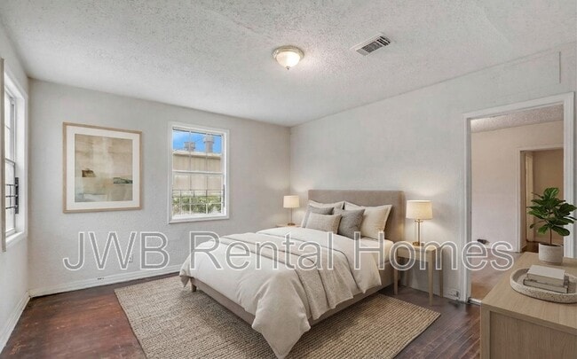 Building Photo - 330 W 26th St