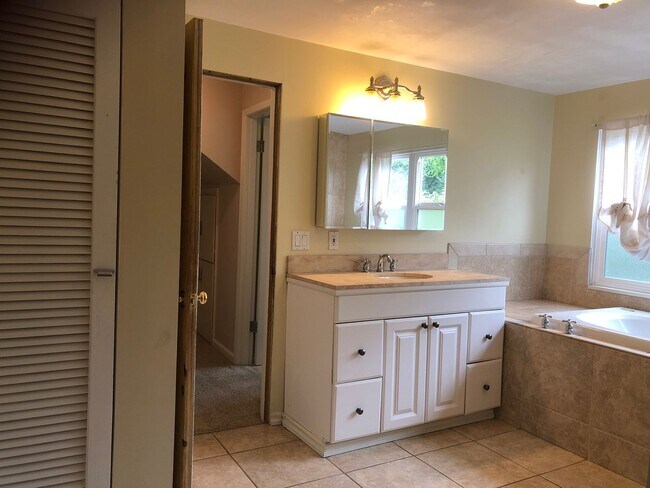 Building Photo - 406 NE 80th St