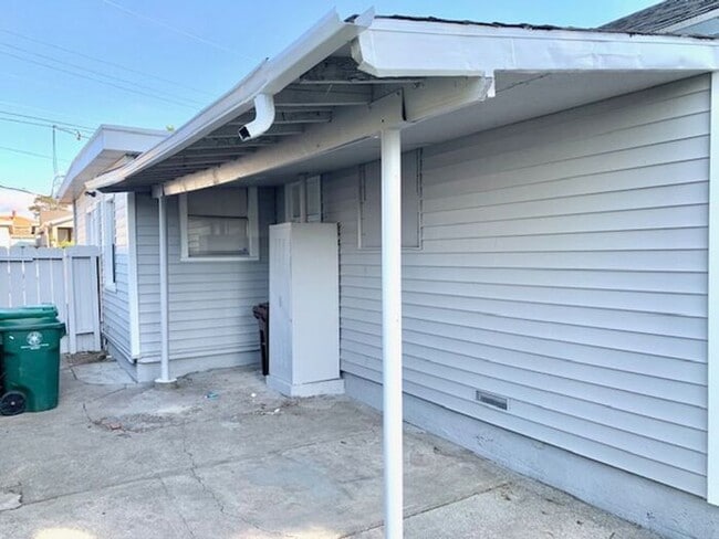 Building Photo - Great 3 bed 1.5 bath House with Garage in ...