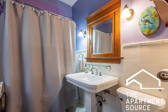 Building Photo - 825 W Diversey Pky