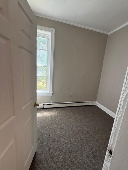 Building Photo - 164 Main St