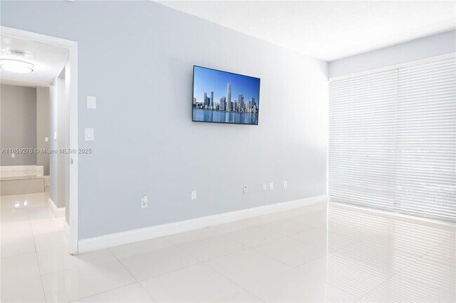 Building Photo - 6061 Collins Ave
