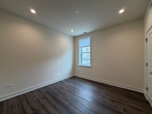 Building Photo - 916 W Belmont Ave