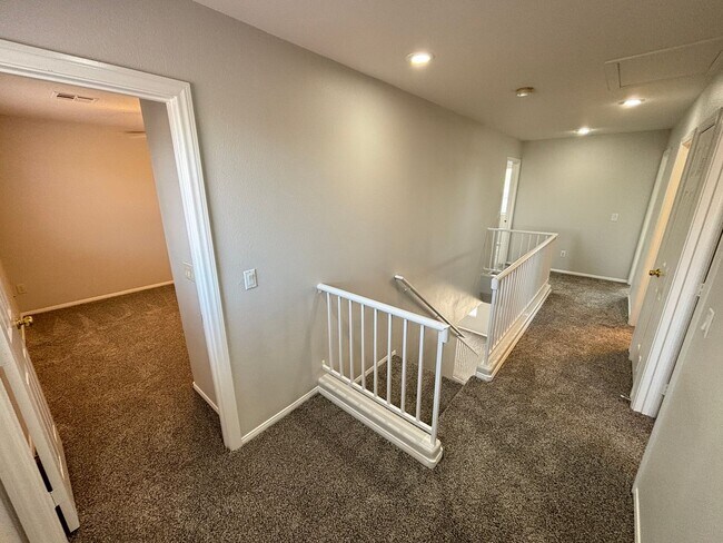 Building Photo - Beautiful 4Bed/3Bath/2Car residence located in Summerlin near Town Center Drive