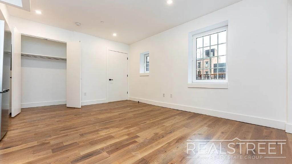 Building Photo - Montrose Avenue