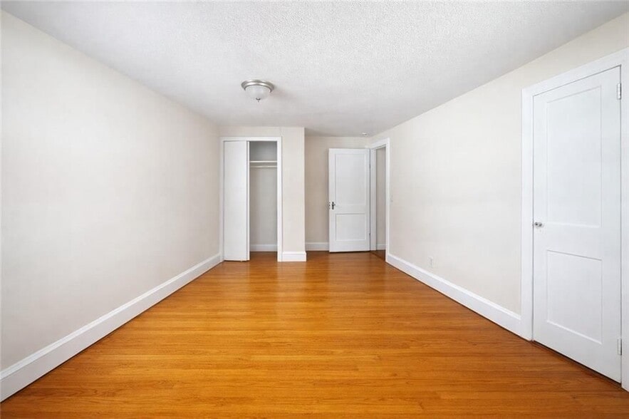 Building Photo - 866 Weeden St