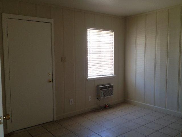 Building Photo - One Bedroom Unit In 4 Plex Ready To Go!!!