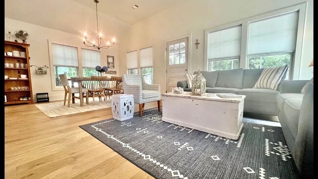 Building Photo - Low Country Cottage located in the Heart o...