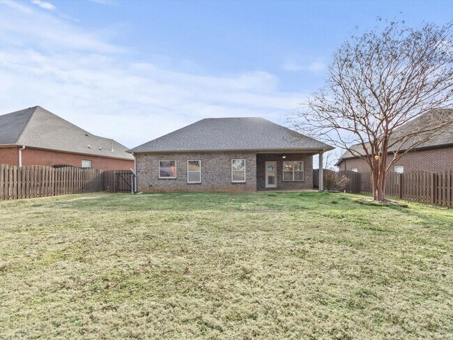 Building Photo - Beautiful Brick Home in Canebrake