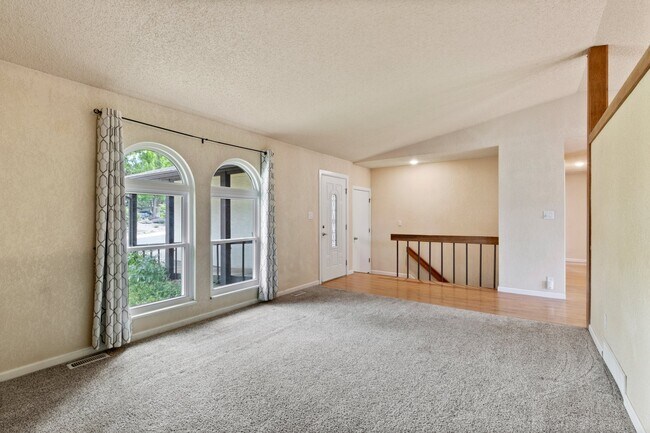 Building Photo - 3020 Avondale Dr
