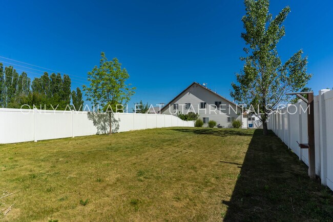 Building Photo - 692 E 180 N
