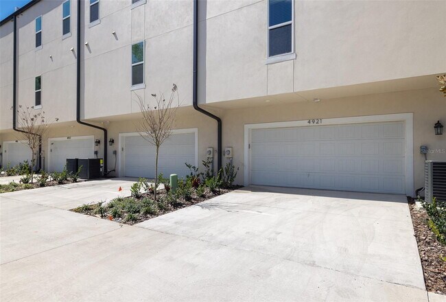 Building Photo - Beautiful Townhouse in Seminole Heights