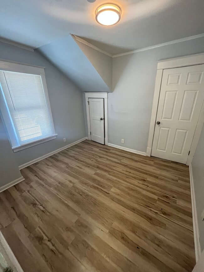 Building Photo - Three Bedroom House on Wyoming!