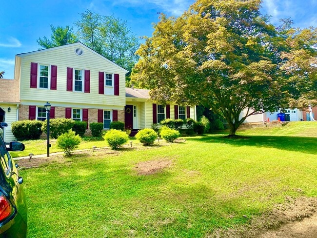 Building Photo - Amazing 4 Bedroom 2 Bathroom! Large Lot!  ...