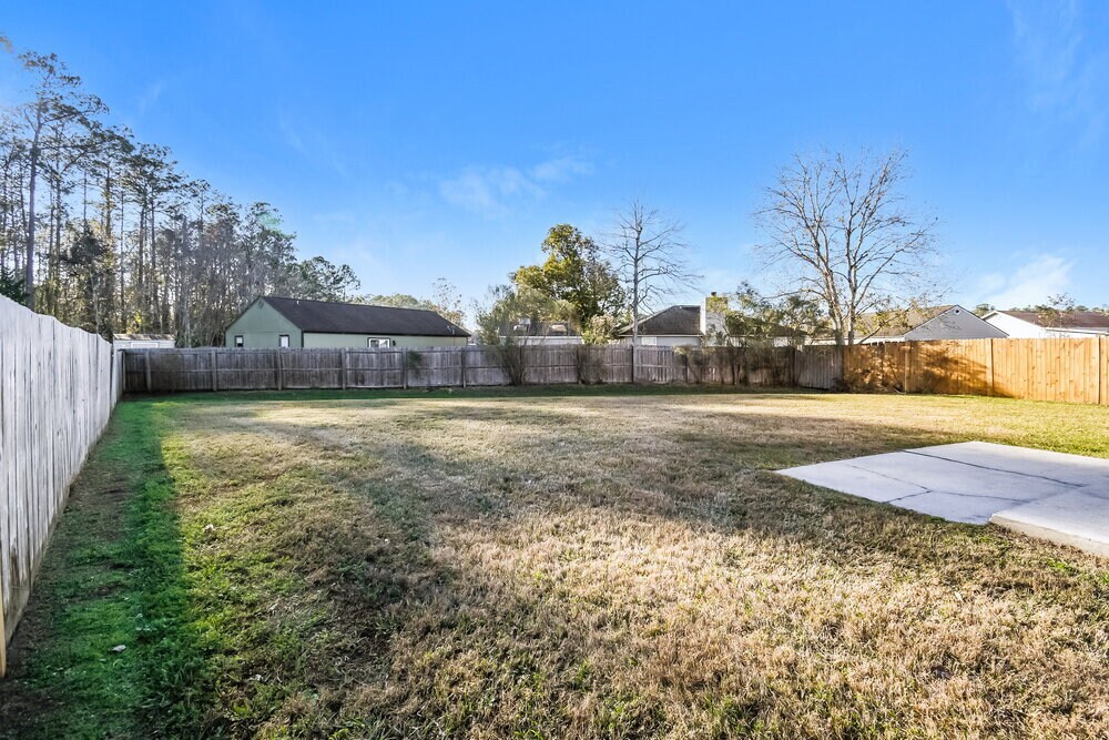 Building Photo - 2025 Hunters Trace Cir