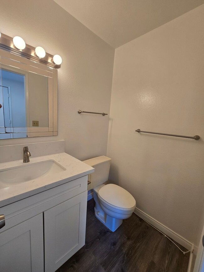 Building Photo - El Cajon Townhome - 2 Br., 1.5 ba. 92019.