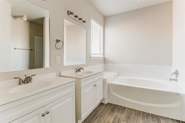 Building Photo - 715 S Parks Dr