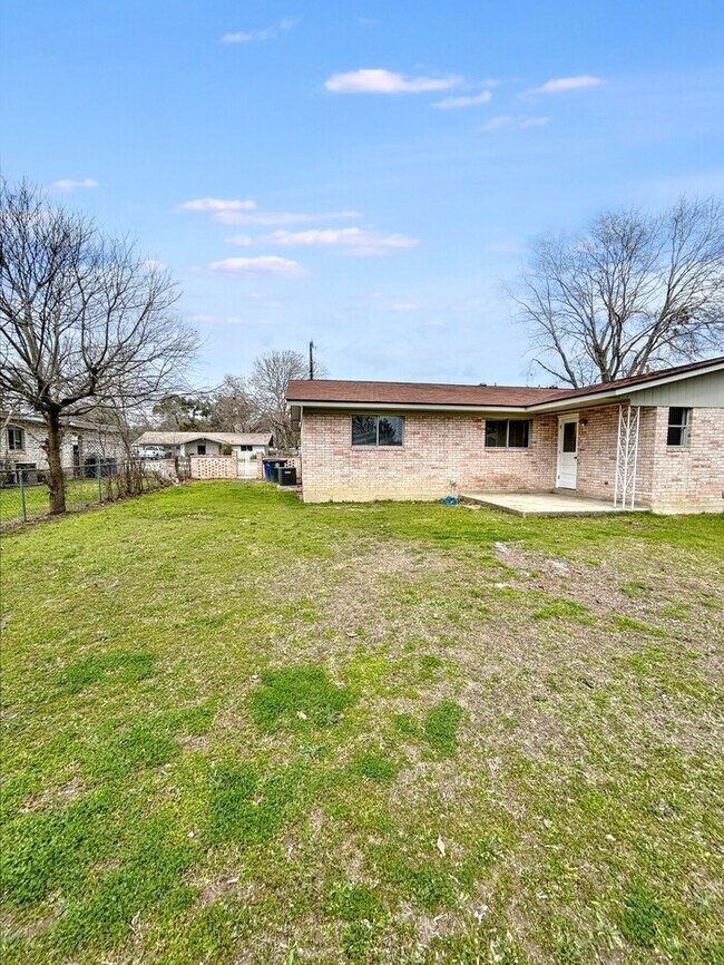 Building Photo - 1212 Hillcrest Dr