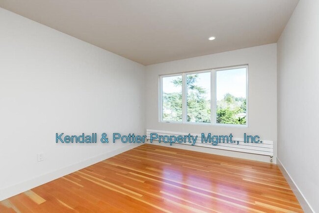 Building Photo - Sunny Paradise located in the Heart of Capitola!