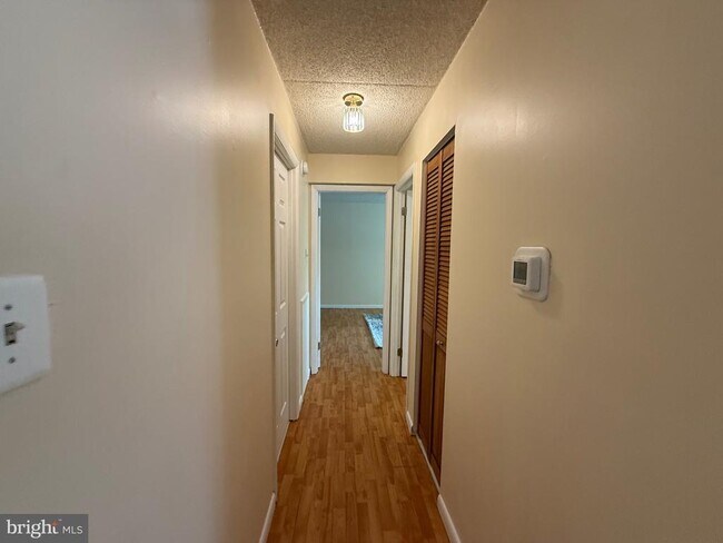 Building Photo - 3011 Valley Dr