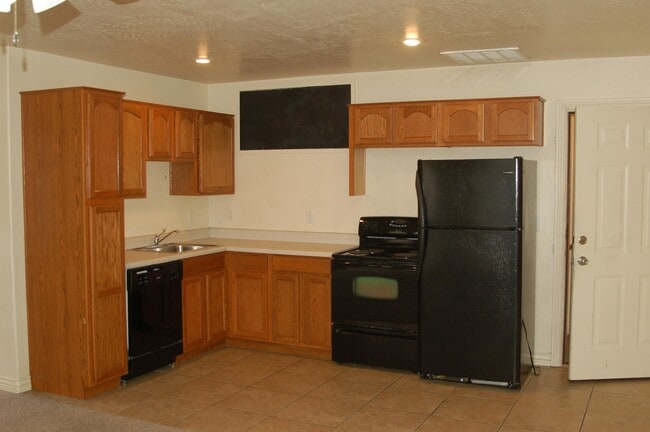 Building Photo - 1517 E Helen Way