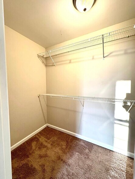 Building Photo - 586 Hampton Way
