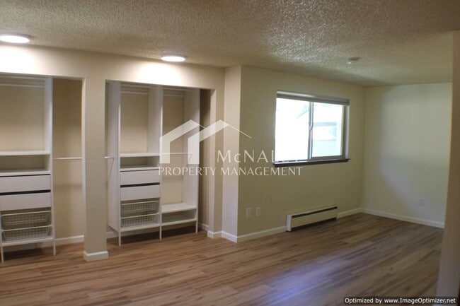 Building Photo - Spacious 3-Bedroom Condo with Detached 1-C...