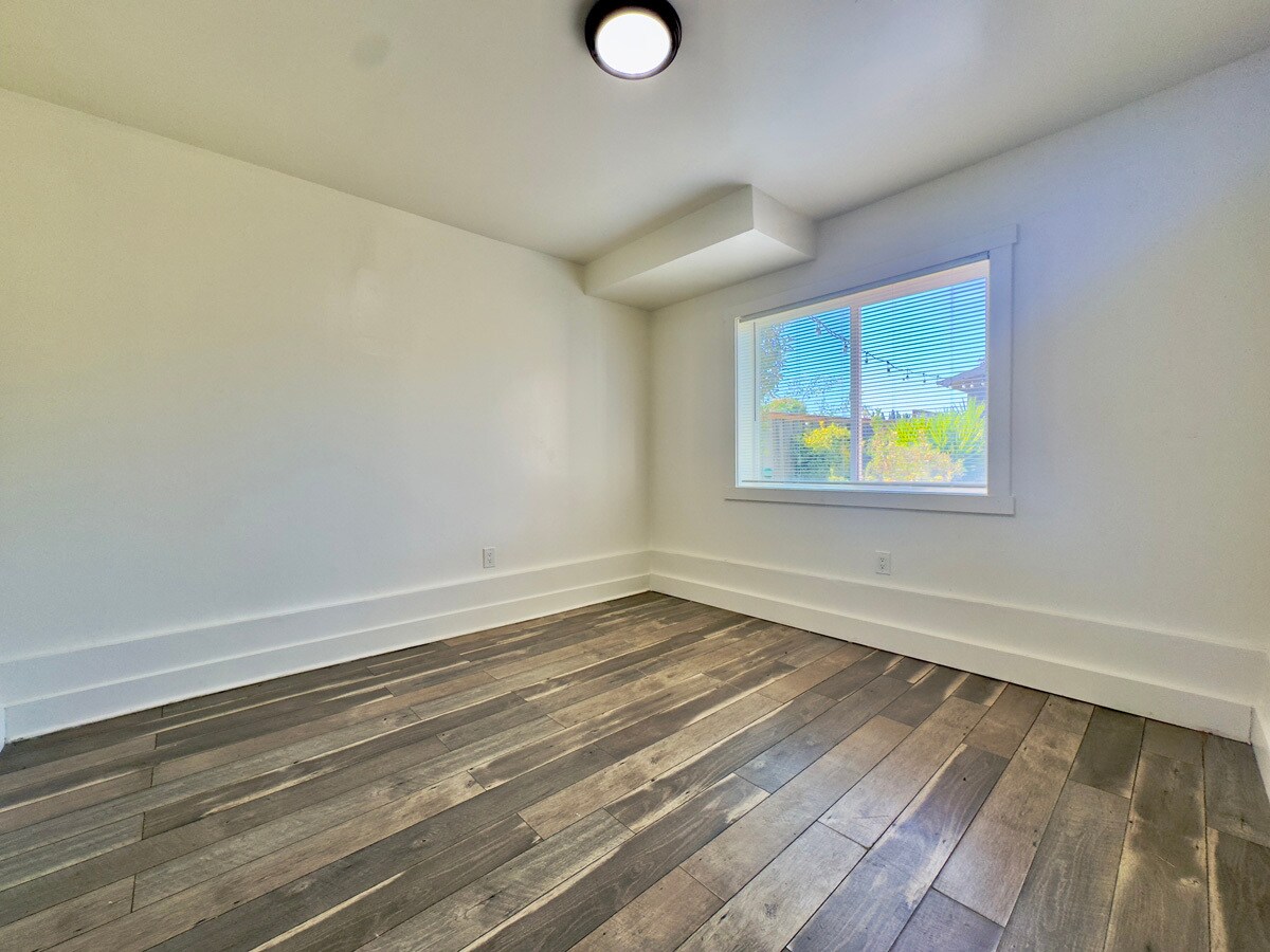 Building Photo - 827 30th St