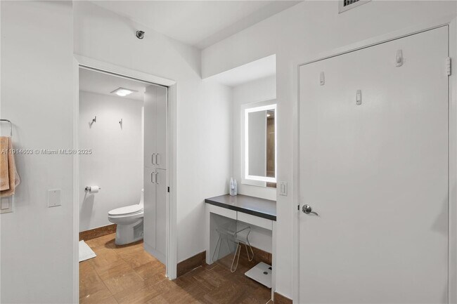 Building Photo - 1581 Brickell Ave