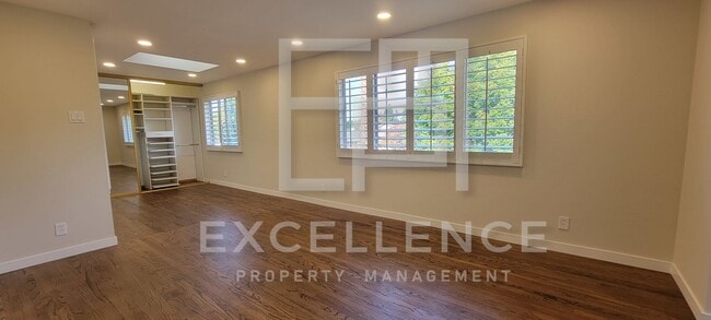 Building Photo - Spacious 5/3 Home With Fully Updated Kitchen, Over 2500SF of Space, Pets Negotiable