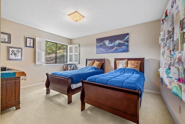 Building Photo - Breathtaking views of Hood Mountain and Su...