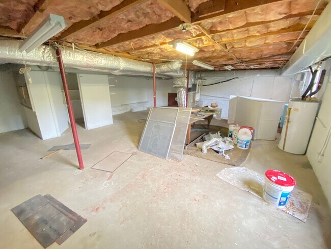 Building Photo - 3bd/2ba House on a Corner Lot very close t...