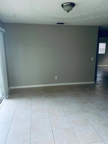 Building Photo - 343 SE Oakridge Dr
