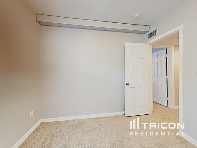 Building Photo - 2160 Alemanda Dr