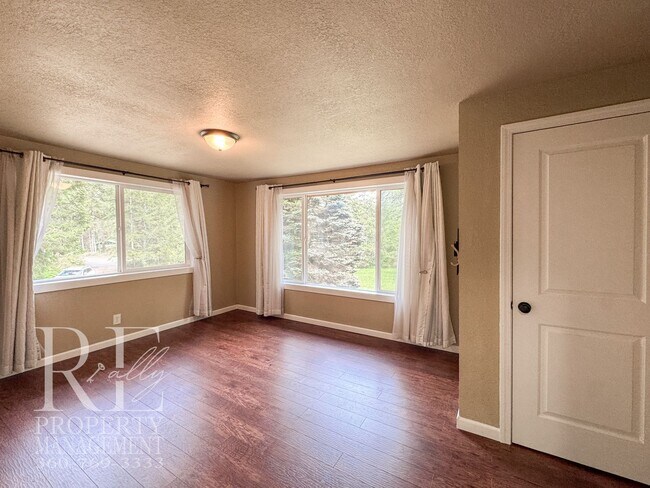 Building Photo - Bright & Spacious Split-Level Home with Gourmet Kitchen, Skylight & Expansive Yard