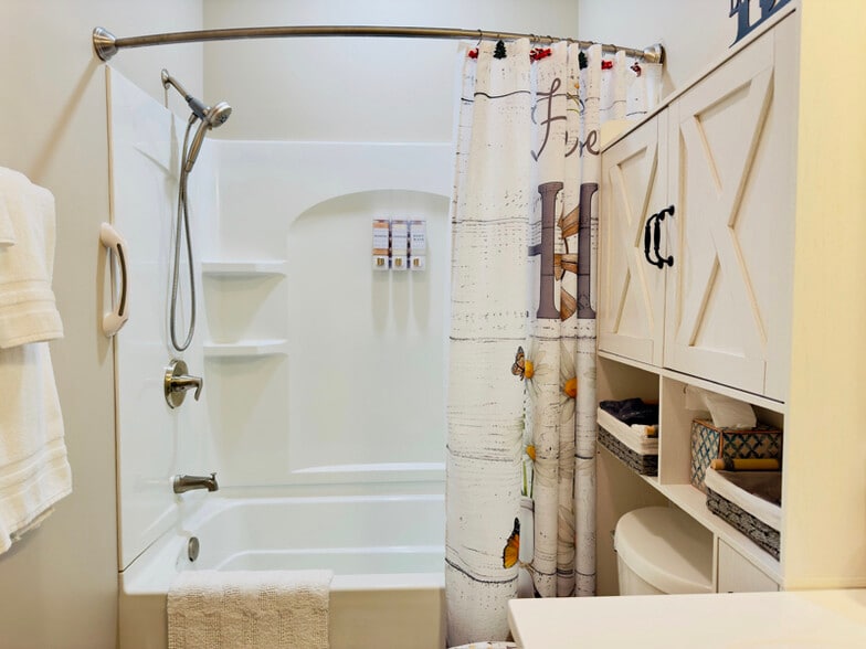 Building Photo - 922 W Broadway St