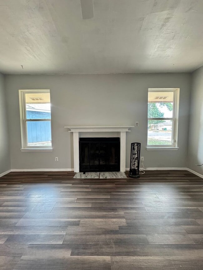 Building Photo - COMING SOON - 3 Bedroom 2 Bathroom Home w/...