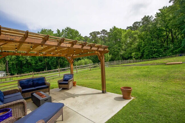 Building Photo - Charming 3-bedroom, 2.5-bath home nestled in the heart of Carthage