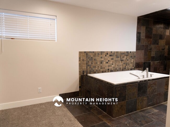 Building Photo - 8589 Kings Hill Dr