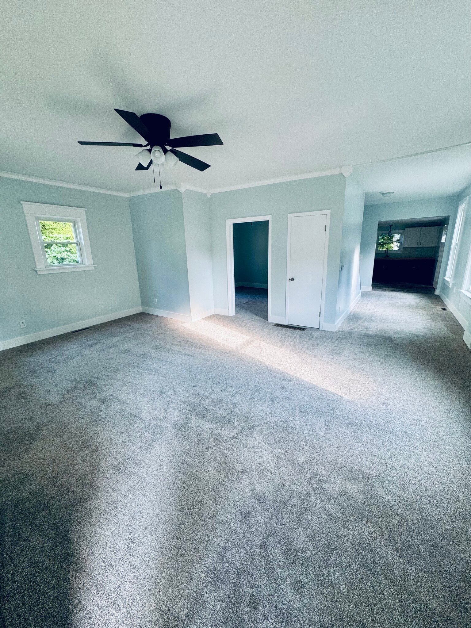 Building Photo - 514 E 9th St