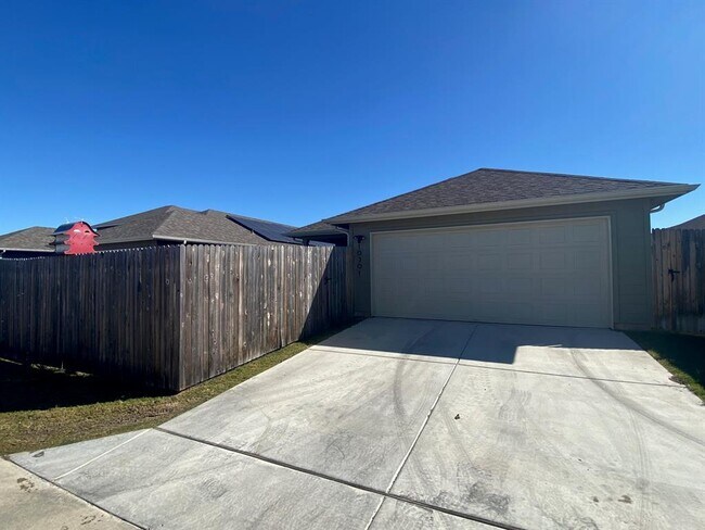 Building Photo - 10301 Mager Ln