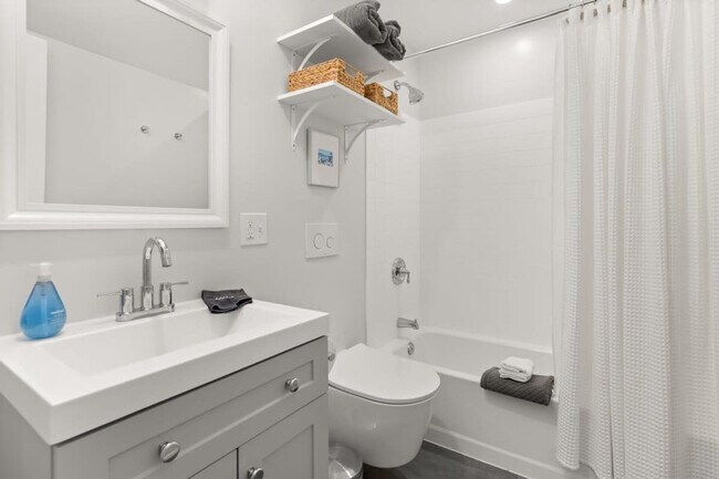 Building Photo - 29 Versailles Ave