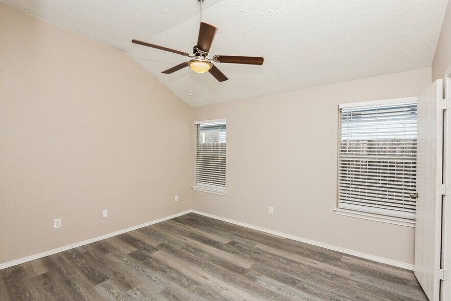 Building Photo - 10509 Shadywood Dr