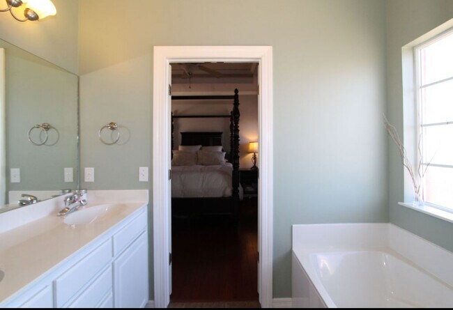 Building Photo - 11220 S Cedar St