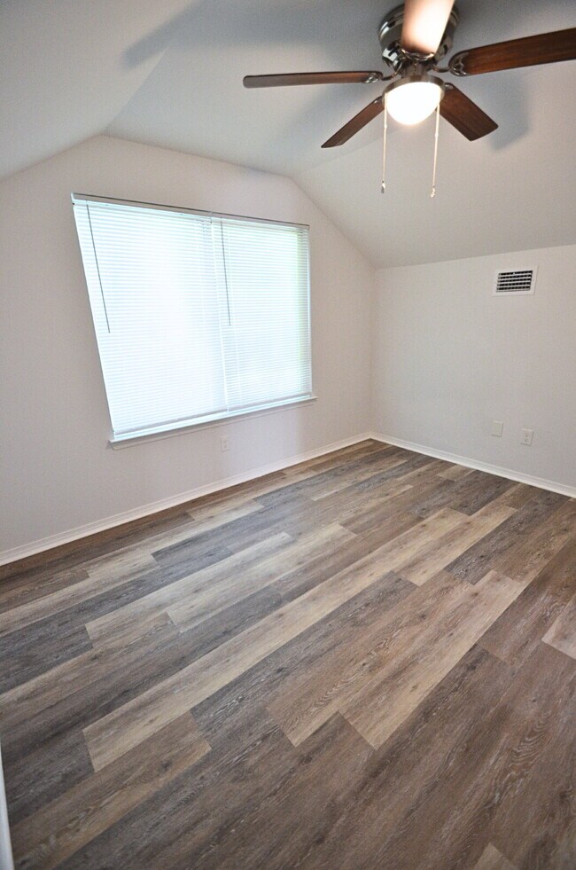 Building Photo - Beautifully Renovated 3-Bedroom Home in Fo...